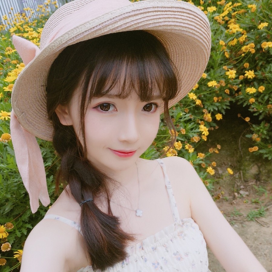 圆脸女生一定要尝试一下这款发型,圆脸女生适合的发型减龄中长发