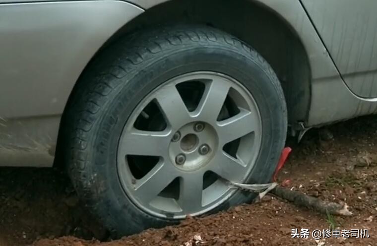 车轮胎陷湿泥坑怎么快速出来,汽车轮胎陷入泥坑