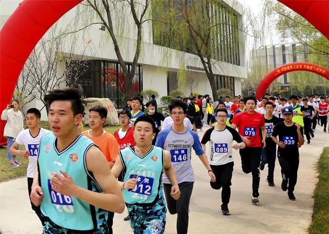 千人晚宴、体育狂欢、明星路演……玩转校园文化，尽享大学魅力！