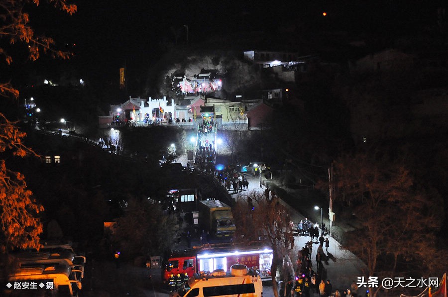 甘肃天水数万民众“上九朝观”祈福纳祥争烧头柱香!(组图)