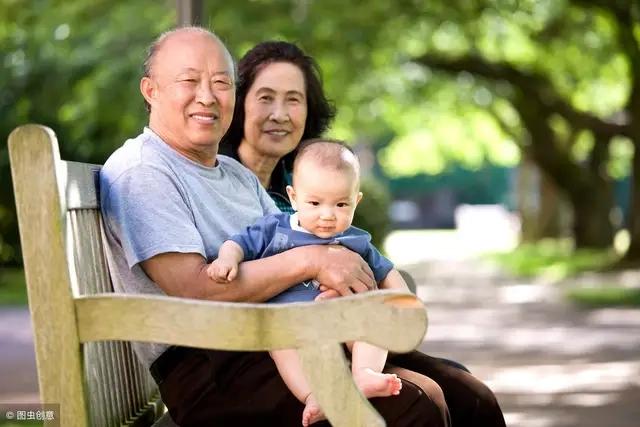 独自带娃如何教育好她们,年轻人带娃的教育方式是什么