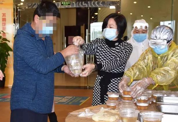 “甜”入人心！隔离疫情不隔离爱，滞留在广西的武汉人这样过元宵节