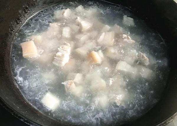 给肉焯水为什么要撇沫,给肉焯水必须放料酒吗