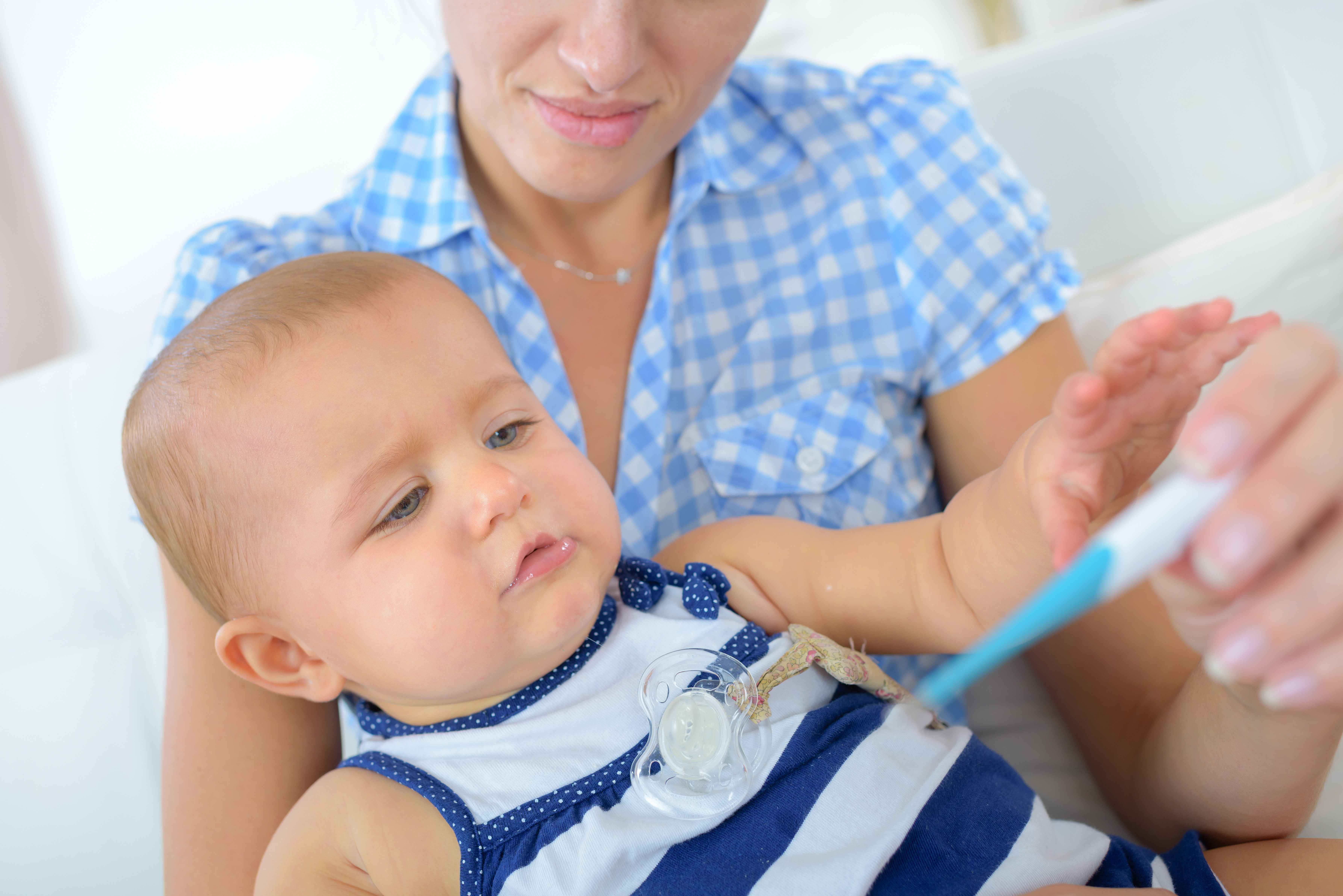 宝宝睡觉惊跳的解决方法,宝宝睡觉惊跳咋办