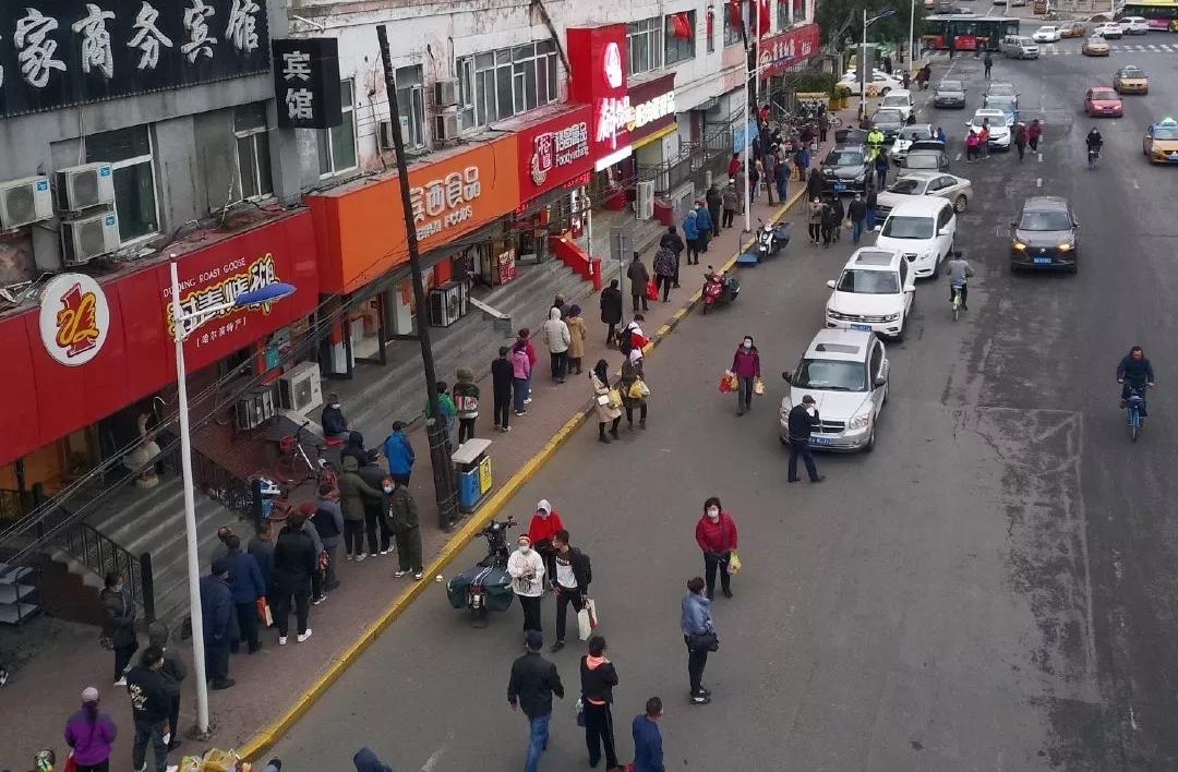 鍟嗗绾㈣偁涓轰粈涔堟湁閭ｄ箞澶氫汉鎺掗槦,鍝堝皵婊ㄦ帓闃熶竴涓灏忔椂鐨勫ぇ绾㈣偁