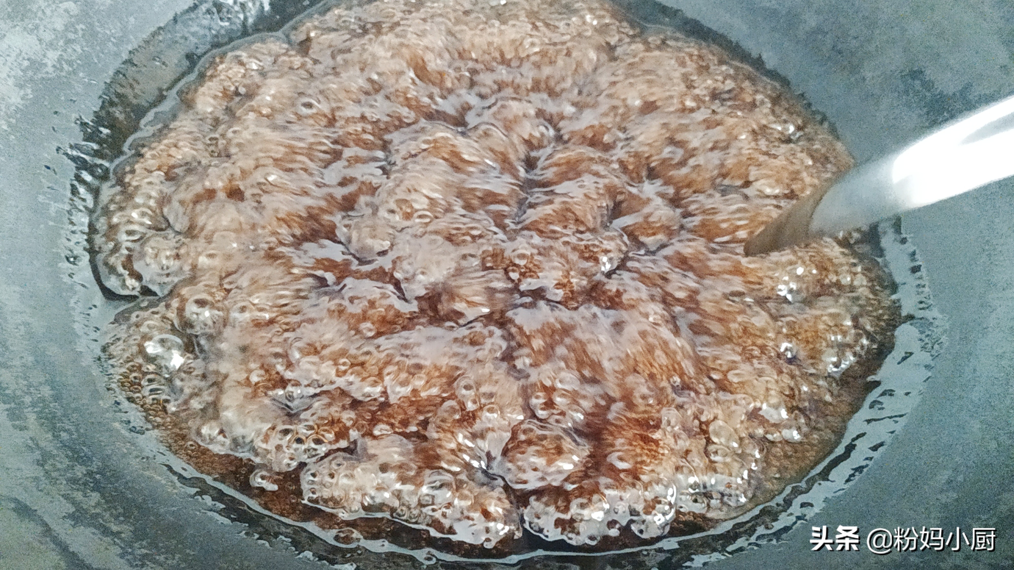 夏天自制爽滑黑凉粉,最好吃的黑凉粉做法