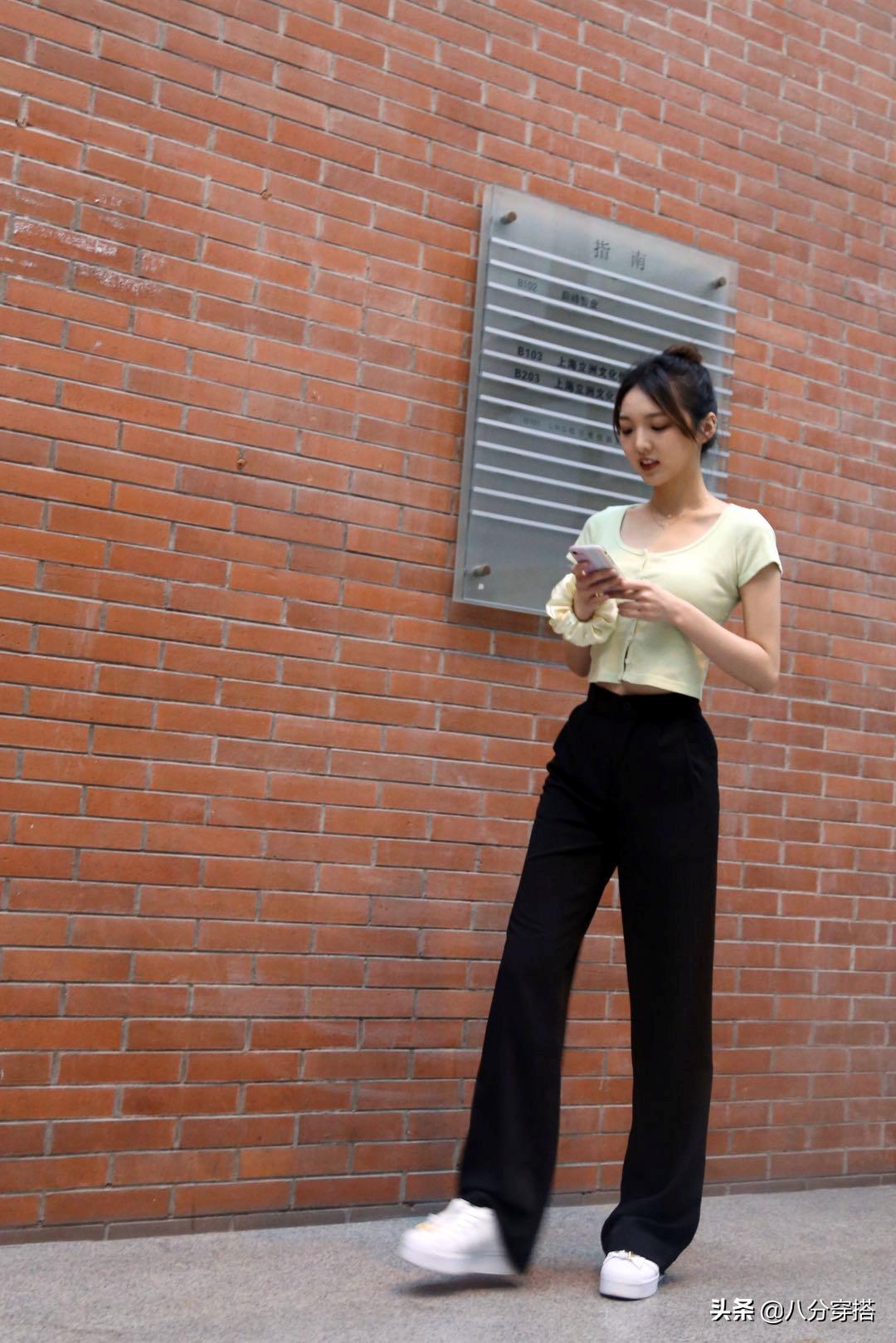 26岁强东玥穿搭太有时尚感，长款西装干练利落，率性洒脱不失甜美