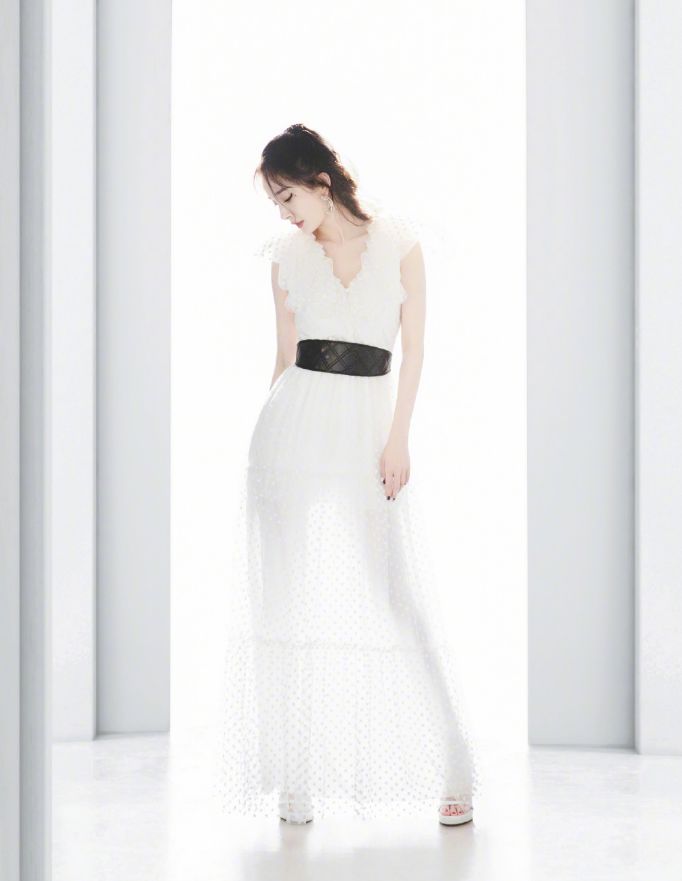 杨幂军装蜂腰,杨幂穿背心腰细腿长