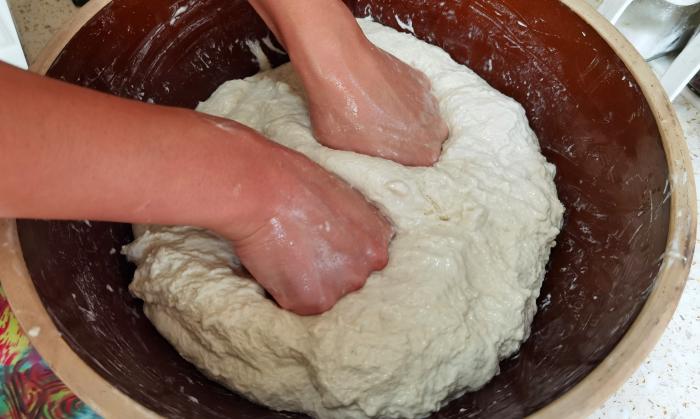 炸油条的新方法不用酵母和泡打粉,炸油条用小苏打还是用泡打粉