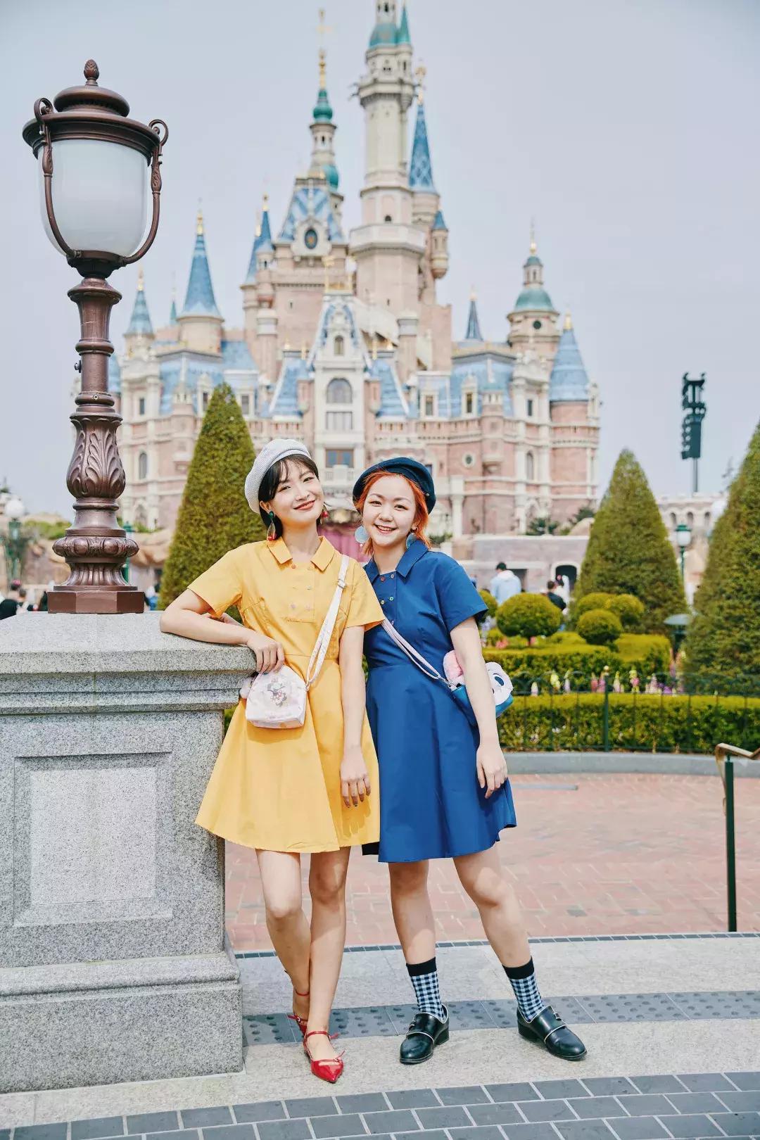 我们在上海迪士尼里玩耍了一天，发现穿的美才能玩的好！