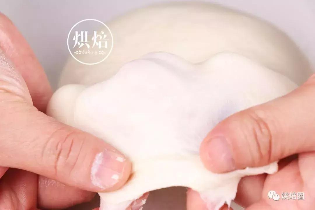 像这样把饼干皮覆在面包上就能烤出一大波孩子都爱的刺猬面包~