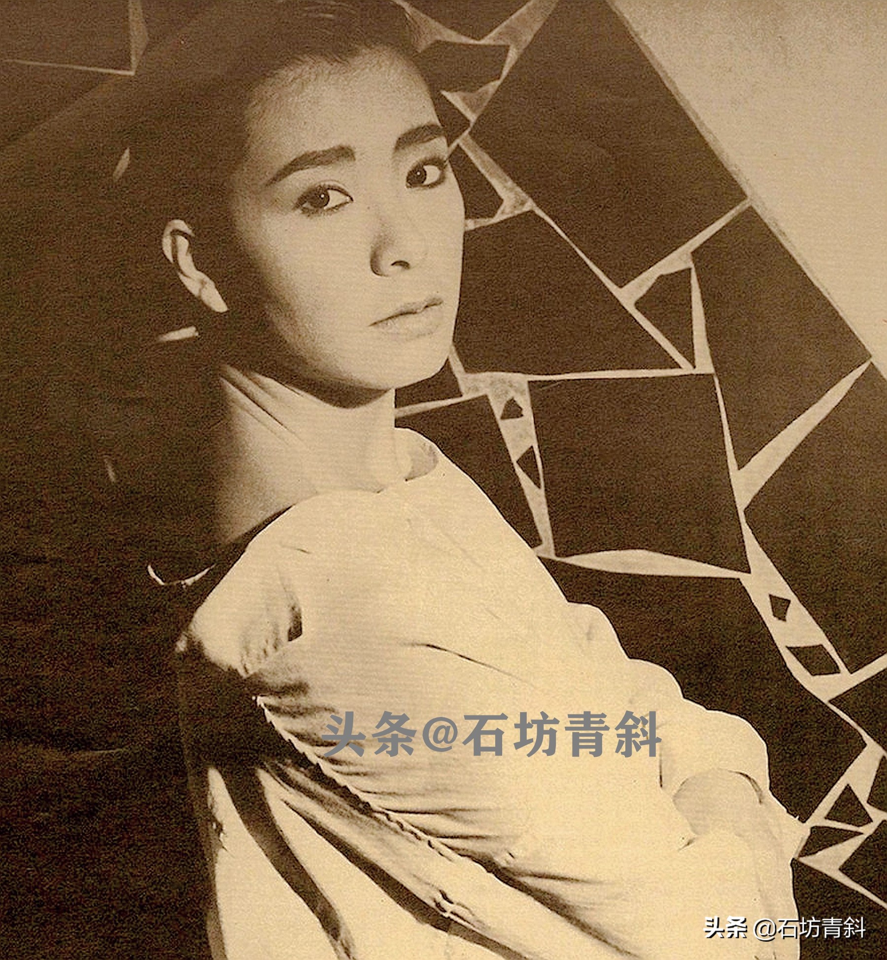 “豪放”女星和富豪认识2月闪婚，两度复出均失败，频繁被传婚变