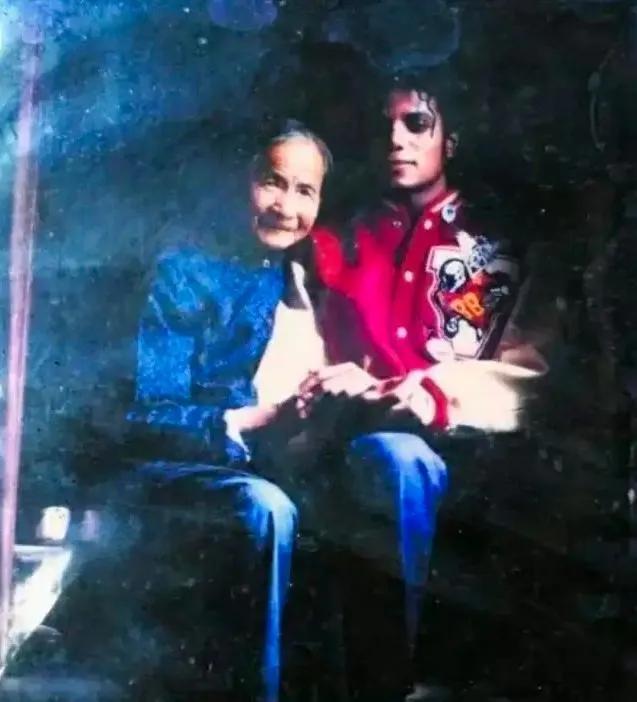 迈克尔杰克逊去世粉丝们的反应,迈克尔杰克逊一生传奇与坎坷