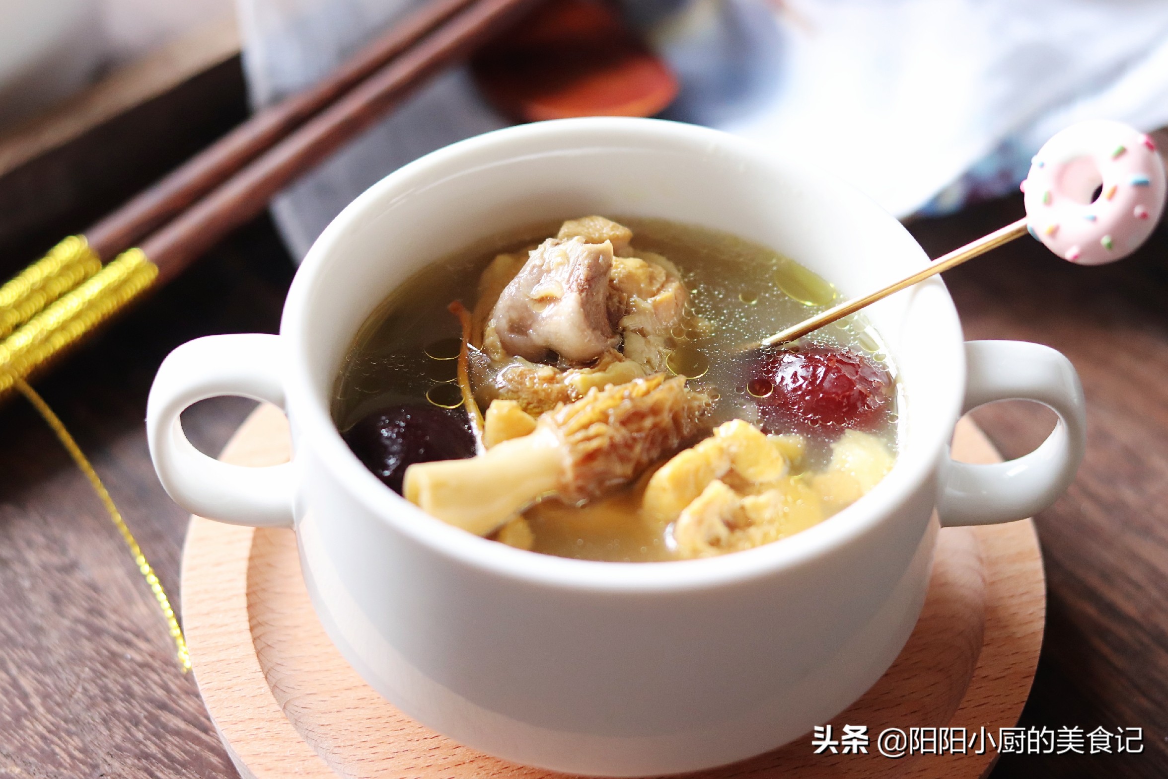 暖身滋补正当时推荐羊肚菌鸡汤,新鲜的羊肚菌炖鸡汤川味的做法