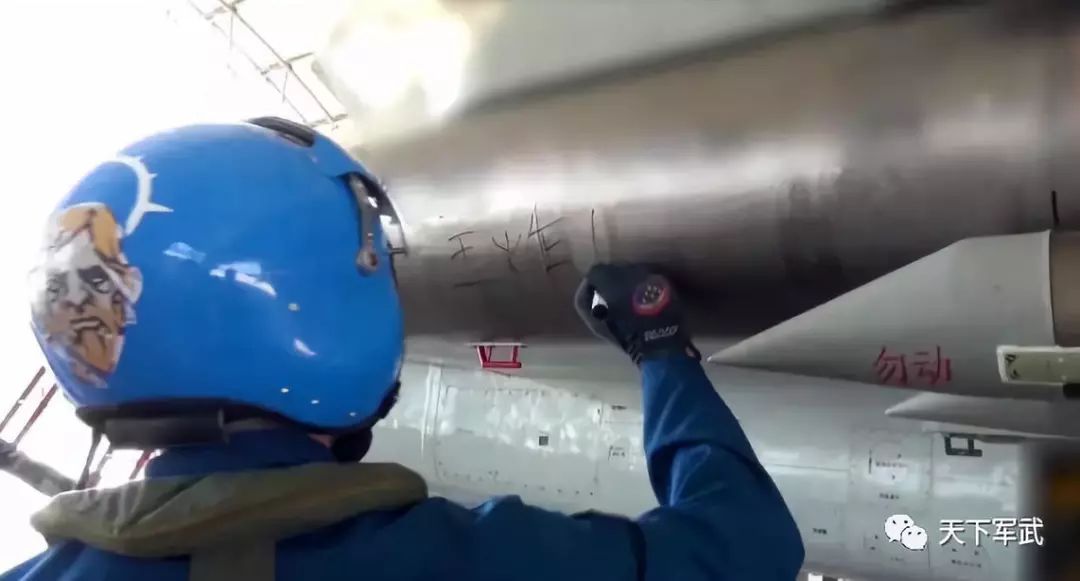 趣图丨我在路上走的好好的为什么会突然“翻车”？