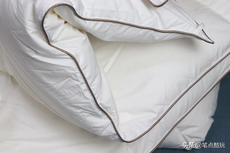 冬天里的轻薄暖被窝:网易严选95%白鹅绒冬被,保暖不闷睡得香