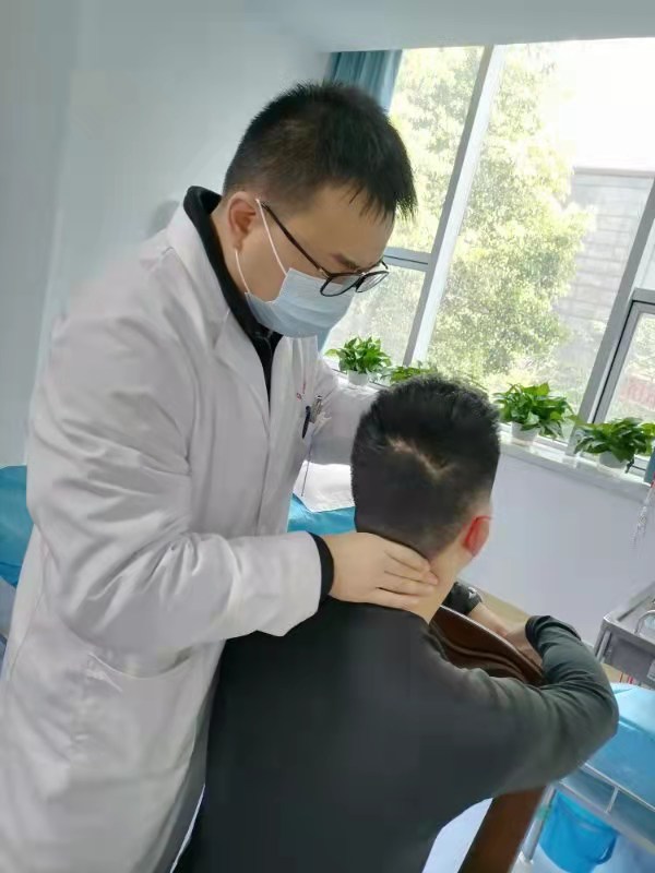 胸前肋骨按压疼痛,胸前区疼痛的图片