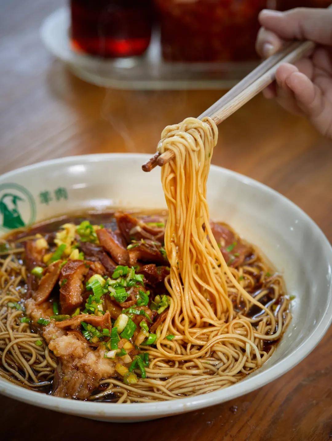 一到10月挤破头，这小镇也太好吃了吧