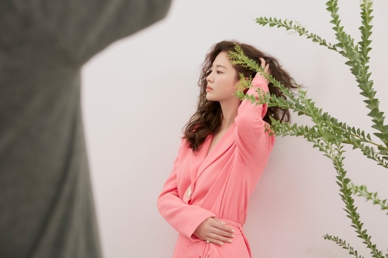 38岁宋慧乔解锁红西装港风造型,宋慧乔浪漫满屋羊毛卷发型