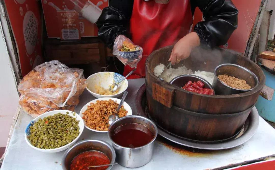 一碗螺蛳粉都吃不完,柳州一天一夜螺蛳粉逛吃攻略