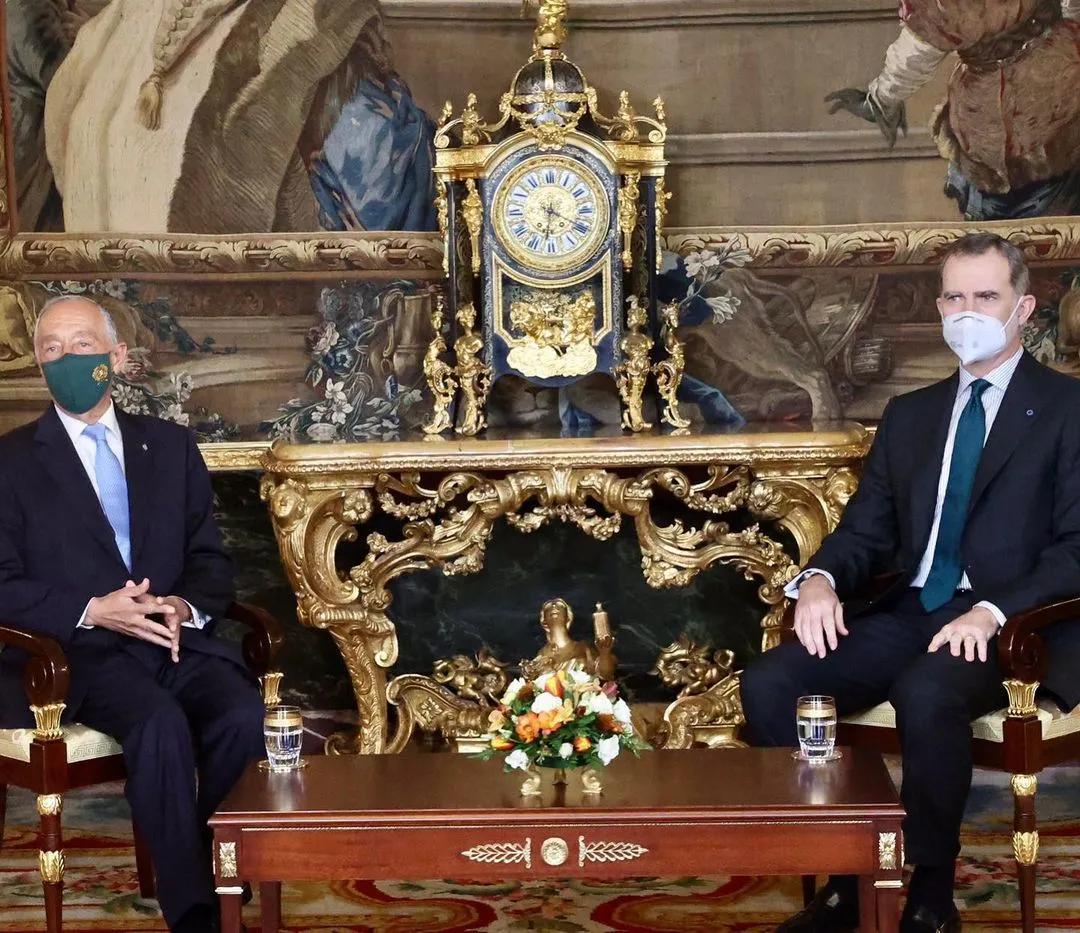 以女主人宫殿内接客，莱后红衣似火热情洋溢，全身旧衣成节俭标兵