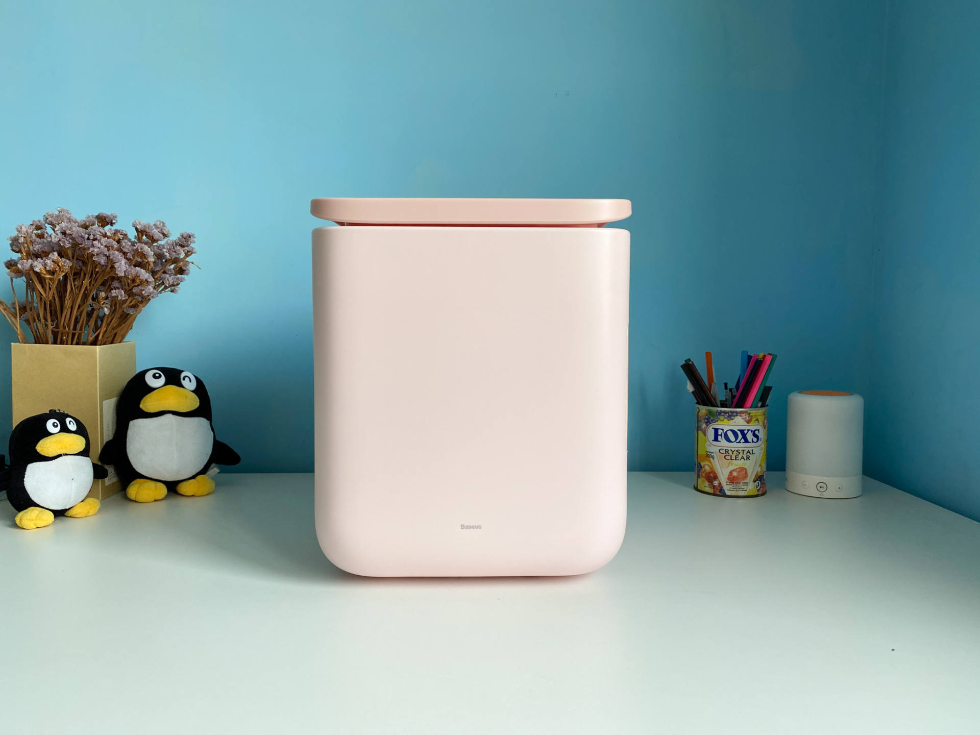 想要上班时随时喝上冷热饮?试试这款可放在桌面的小冰箱