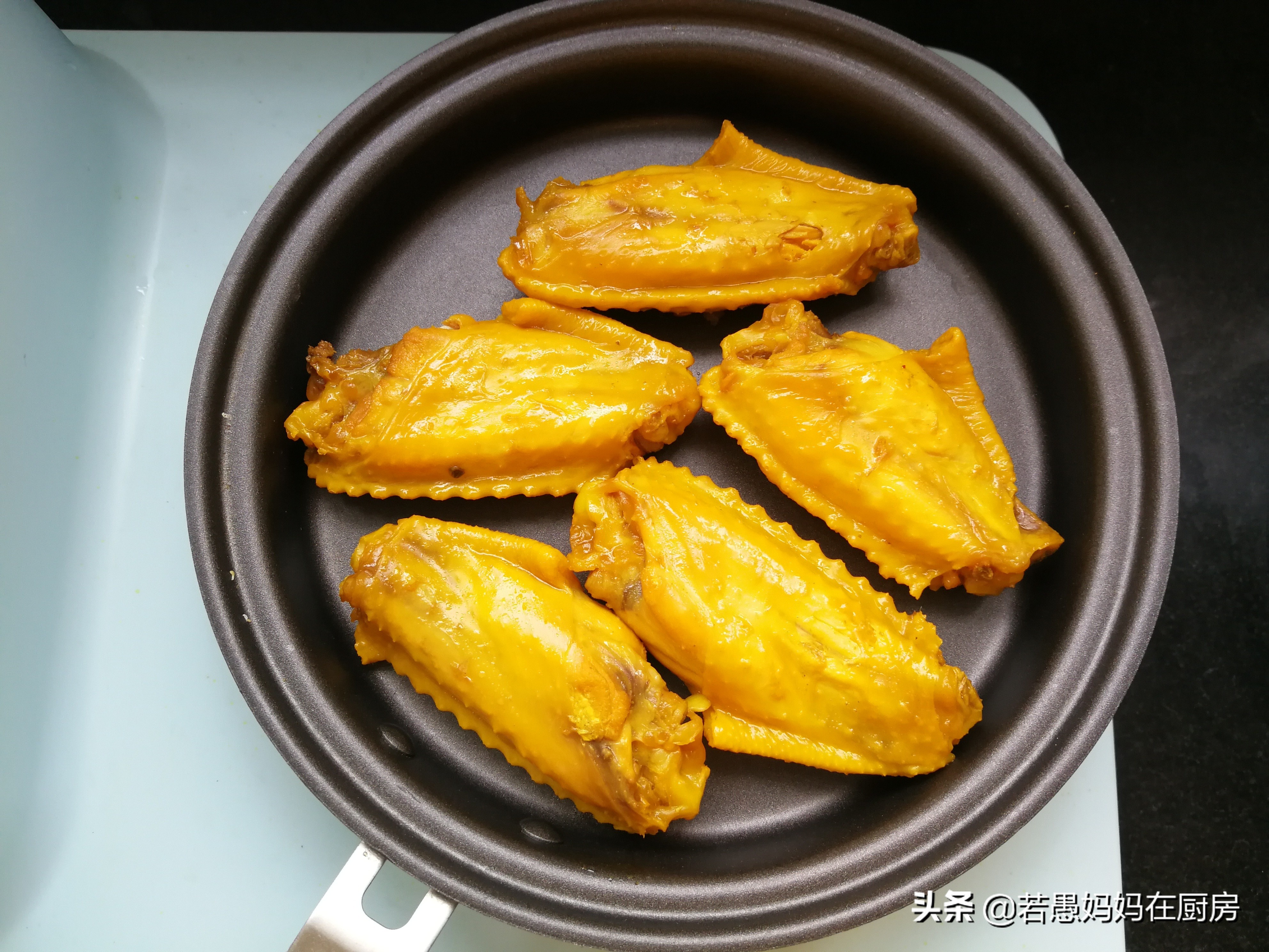 家常做盐焗鸡翅如何做到颜色黄,最简单的盐焗鸡翅