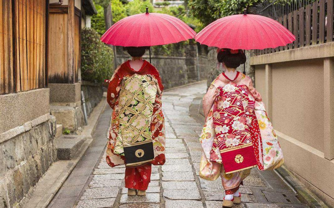 为什么日本和服后面有蝴蝶结,日本和服背后的被子