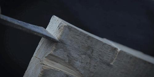 用废弃木床做书架,多功能流觞曲水桌