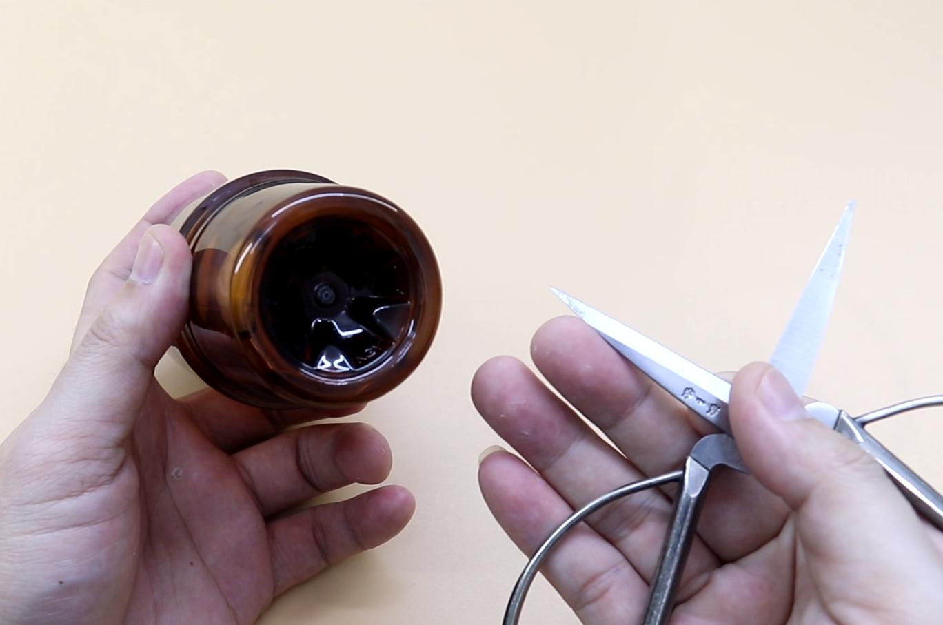 用塑料瓶做厨房收纳东西的用具,生活实用小妙招剪塑料瓶视频