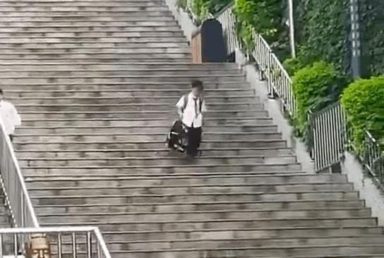 小学生在学校丢东西该怎么处理,小学班里丢东西怎么办