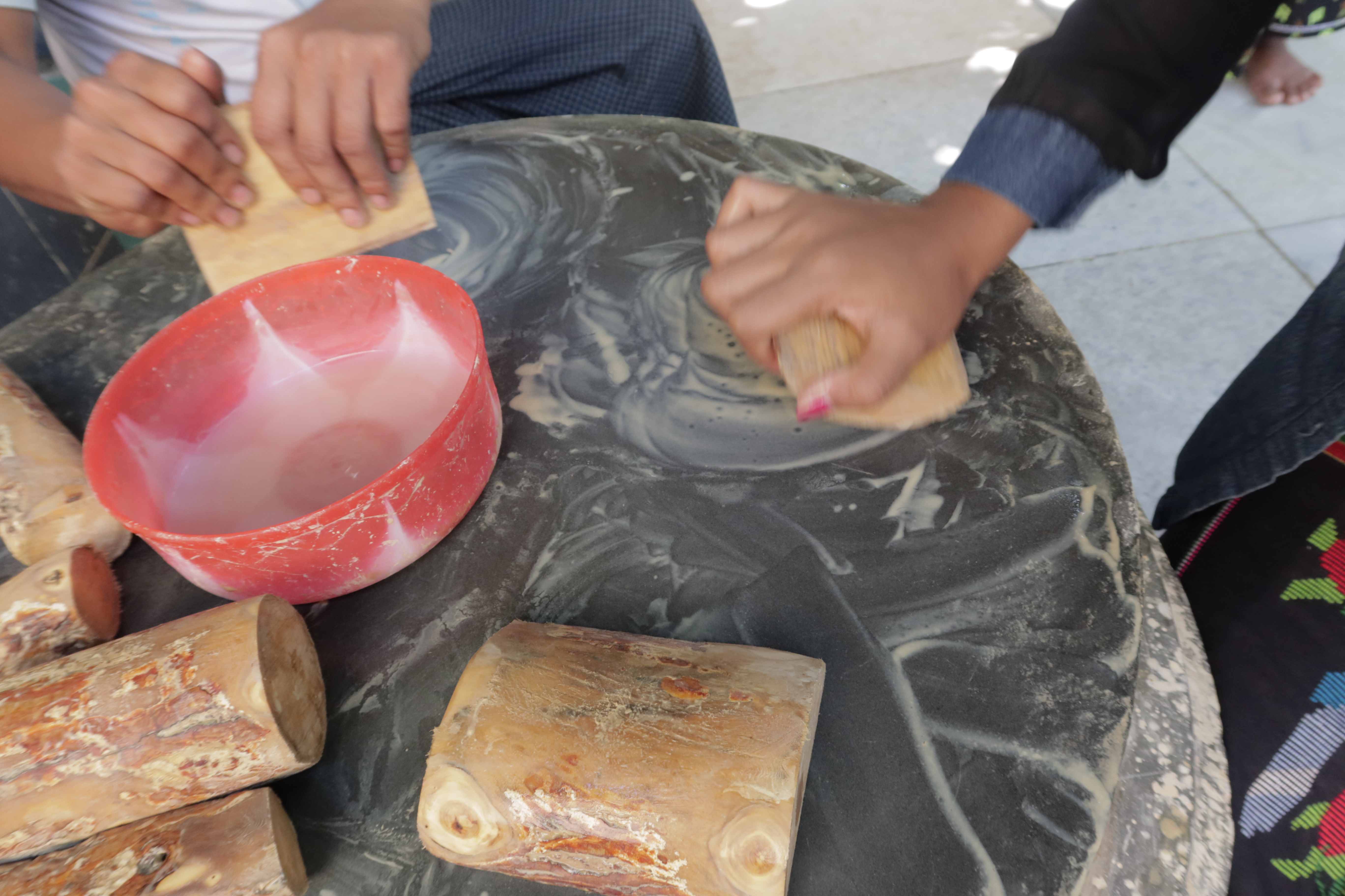 到缅甸你就可以看到满大街的大花脸，哪他们脸上的东西是什么？