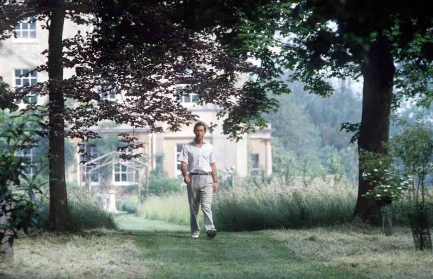 当王室成员打开大门在家里拍照时，我们才终可以一睹他们的豪宅