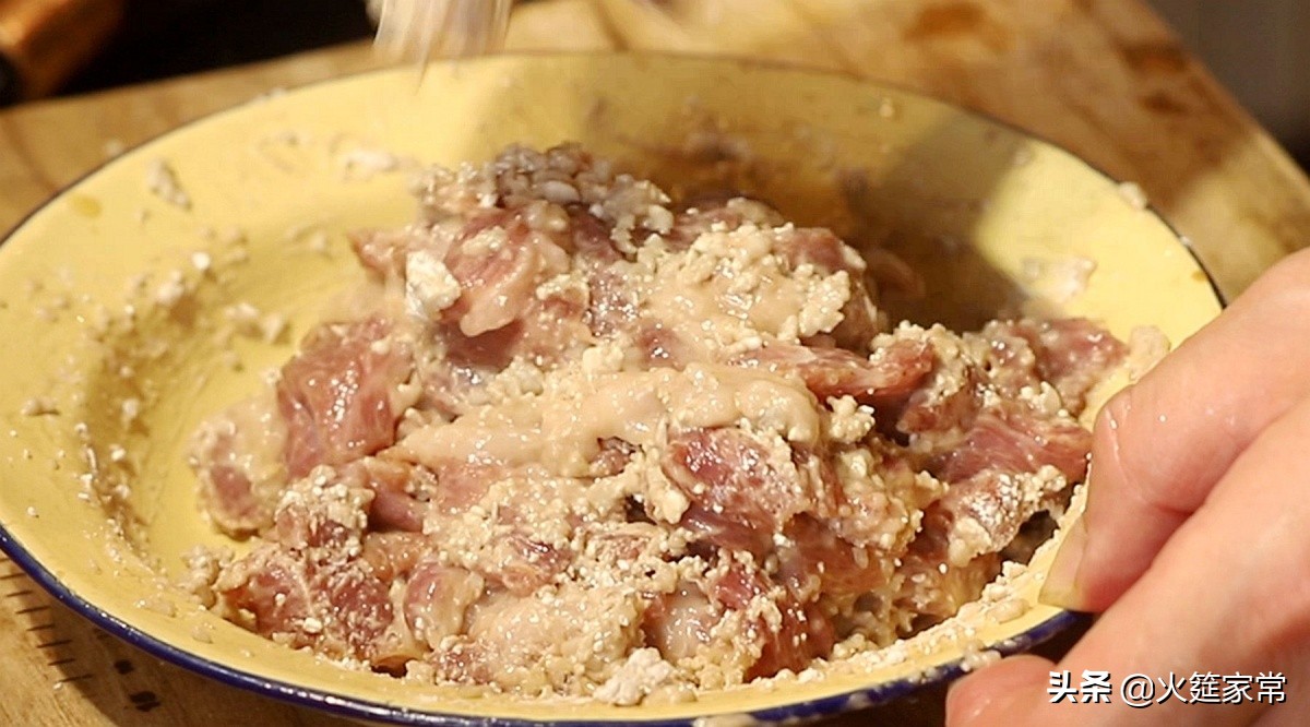 酸菜滑肉汤,老师傅教你肉片爽滑鲜嫩的小窍门,一学就会