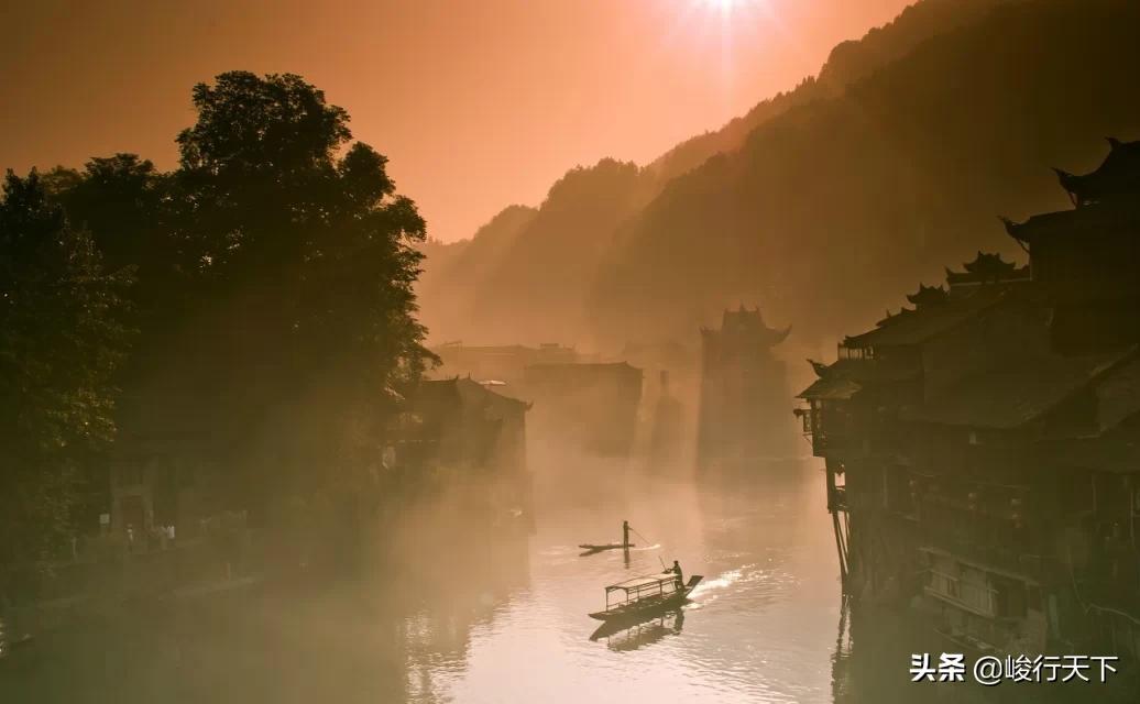 中国最美丽的小城,历经沧桑翘檐如翼的吊脚楼,缓缓流淌的沱江