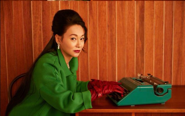 60岁惠英红大片妆发风情魅力,60岁惠英红街头拍戏