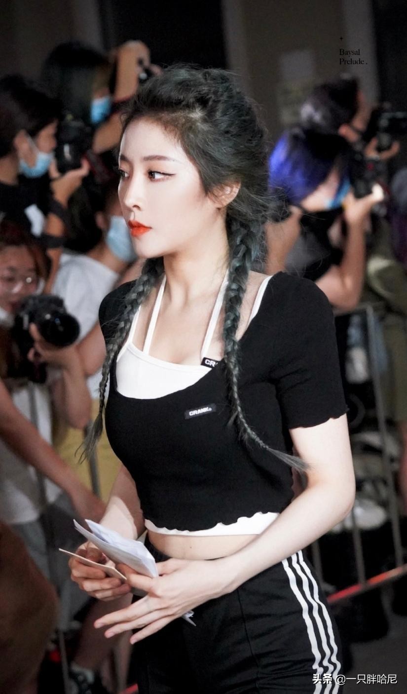 斜肩露半边肩衣服穿搭,夏天就要露肩