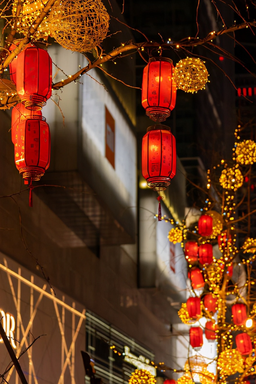 她靠3口锅摆摊起家，当上火锅皇后，断腿造洪崖洞，捧红重庆