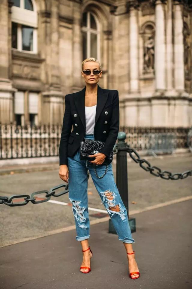 破洞牛仔裤被缝起来了 (妈妈补的破洞牛仔裤)