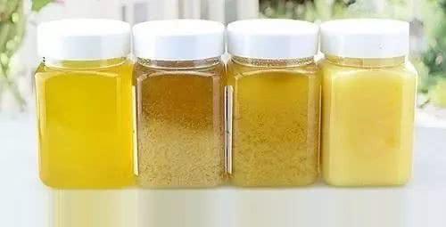 蜂蜜放久了有白色固体还有气,蜂蜜放久了出现渣渣还能吃吗