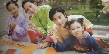 蔡少芬张晋全家福上热搜,三胎儿子“唐装”出镜,年味儿十足