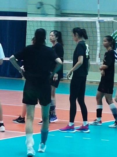 朱婷比赛中搂抱鼓励李盈莹,朱婷手腕康复在望状态将重返巅峰