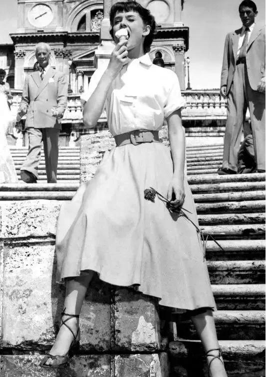 秋天穿裙子好看还是裤子好看,半身迷笛裙穿搭