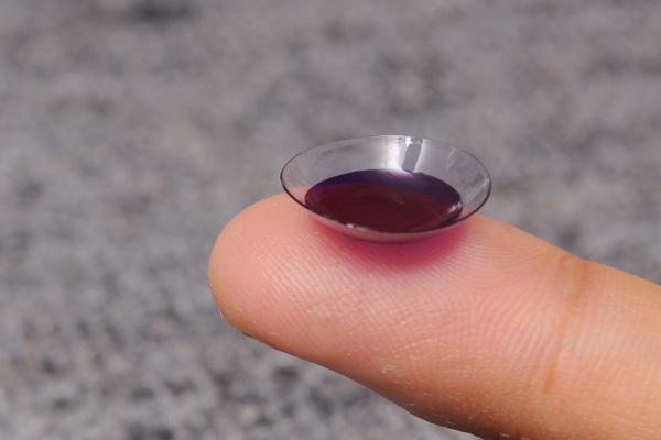 隐形眼镜碎眼睛里怎么办,隐形眼镜碎在眼睛里怎么办