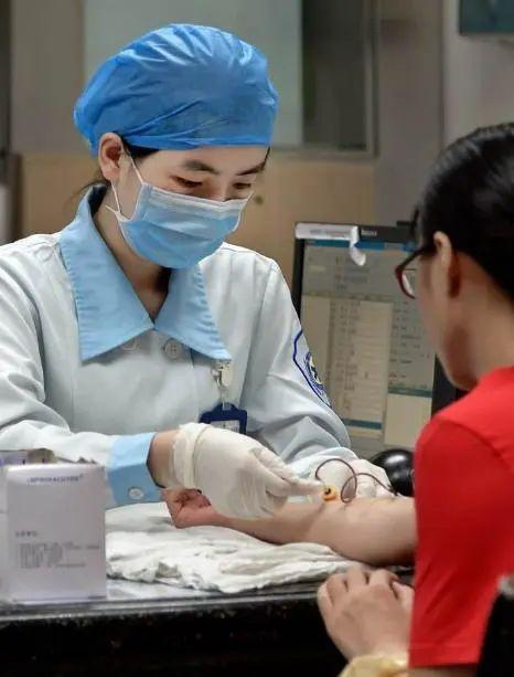 25岁女学生感冒不好，检查结果出来，5个男孩慌忙赶到医院