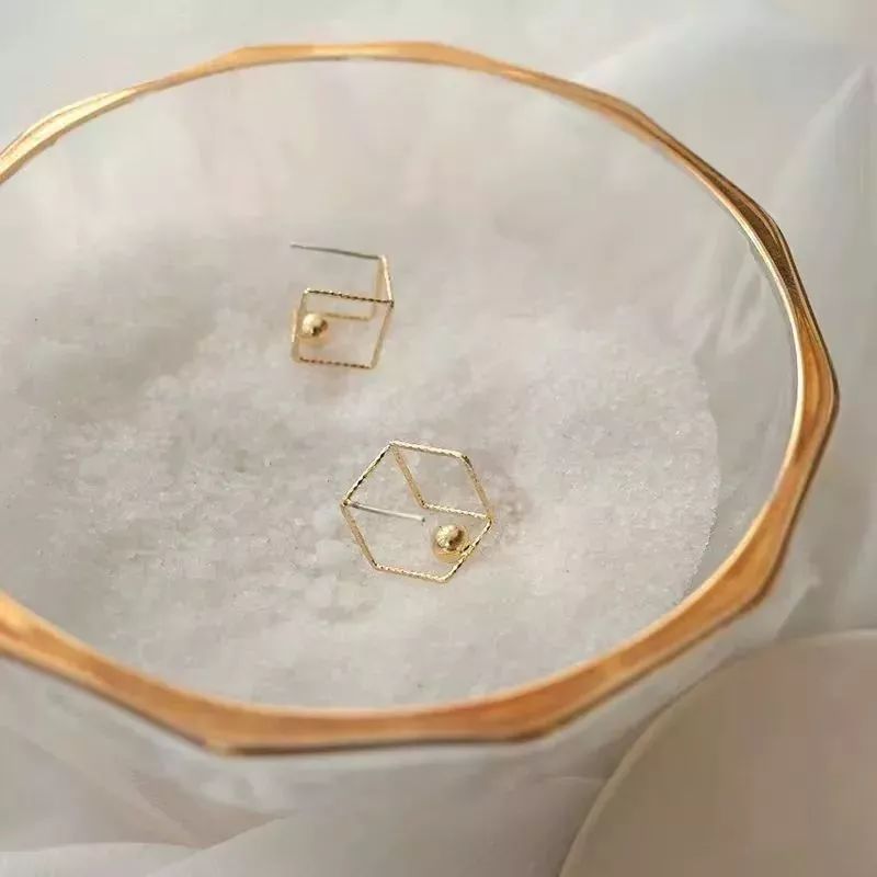 给女朋友闺蜜送什么礼物比较好,第一次送女朋友礼物送什么首饰好