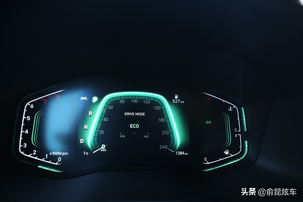 试驾黑色全新北京现代ix35,最新款2.0升北京现代ix35试驾