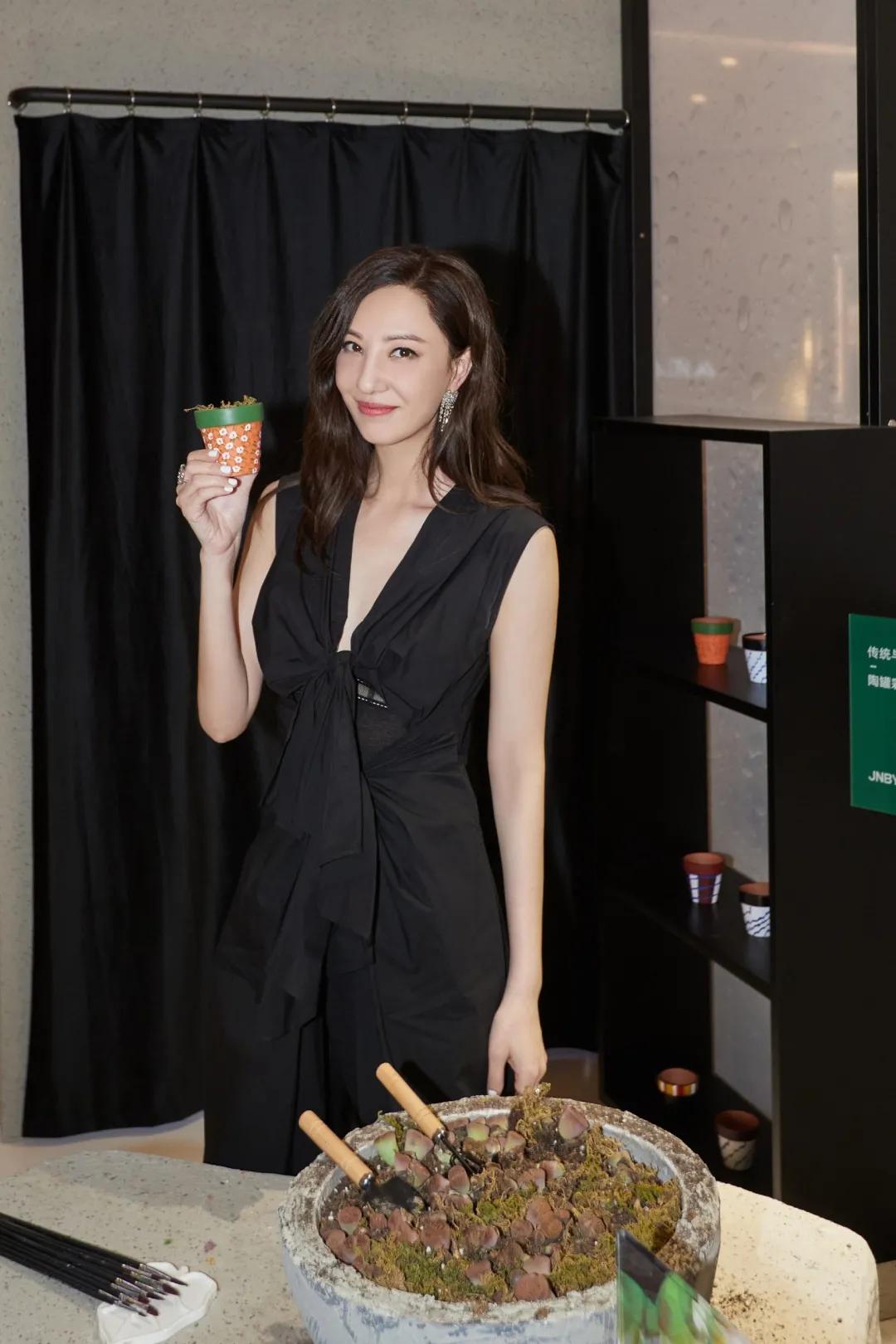 何穗冬天穿衣搭配技巧 (何穗的日常穿搭简单大方又有气质)