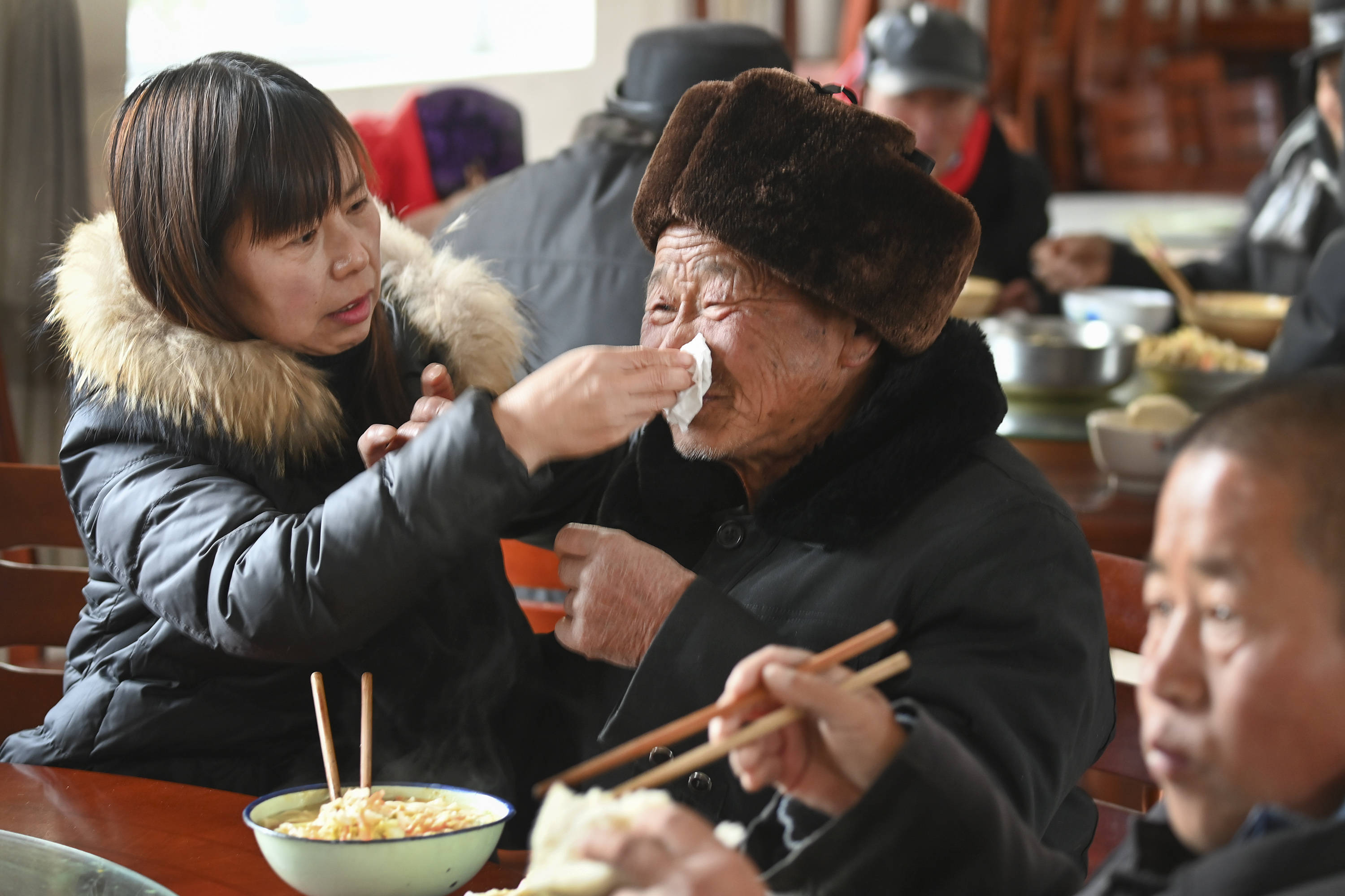 80岁老人住院摔骨折医院有责任吗,80岁老人腿摔骨折了要打针吗