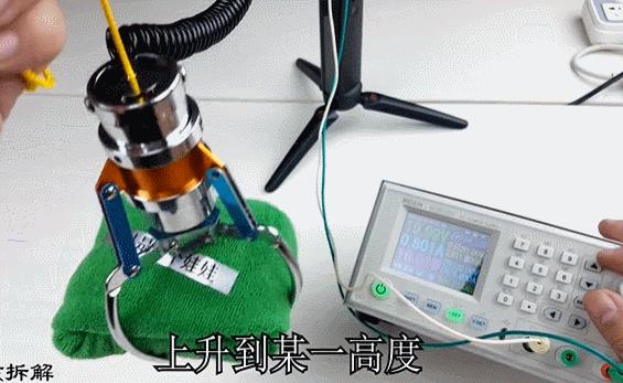 拆家也能火?40岁大叔靠拆东西吸粉190万,被称为反向爱迪生